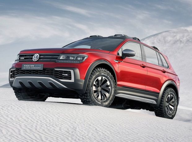 Americký koncept Tiguanu vychádza zatiaľ z krátkej verzie.
Obliekol si však drsný off-roadový kabát. Naznačuje to ochrana karosérie
aj svetlá výška zväčšená na 226 mm.