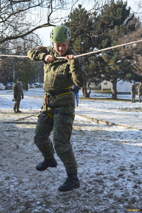 Profesionálni vojaci predviedli, ako prejsť
prekážkovú „rambo“ dráhu.