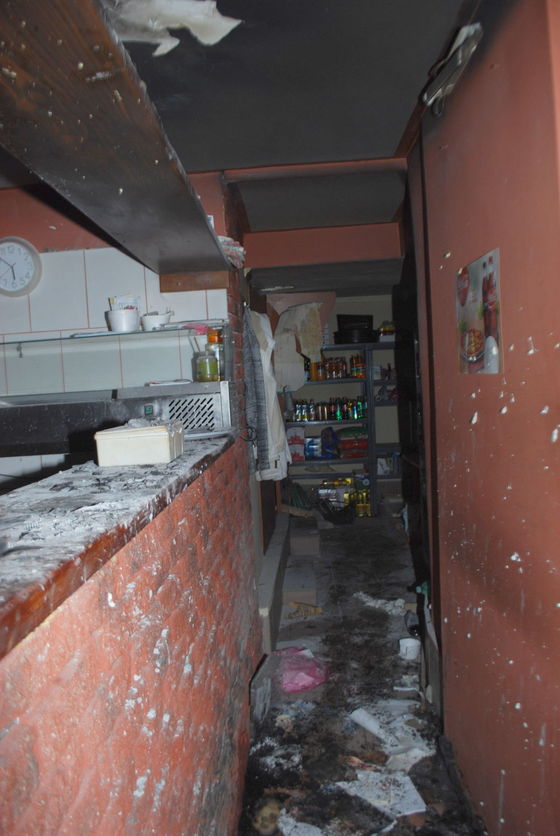 Podľa doterajších zistení sa dostal cez
súkromné priestory do prevádzky a vhodil tam zatiaľ neznámy predmet, ktorý
explodoval.
