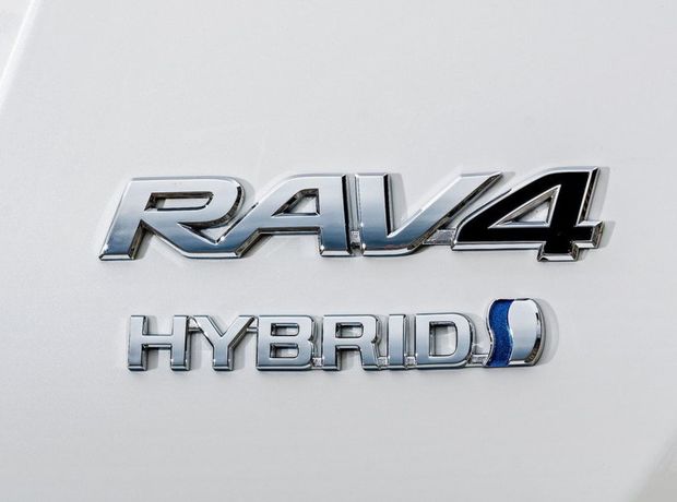 Hybrid bude dostupný s pohonom prednej aj oboch náprav.
Štvorkolka tak k benzínovému motoru 2,5 Valvematic, prednému elektromotoru a
bezstupňovej prevodovke pridáva ešte zadný elektromotor.
