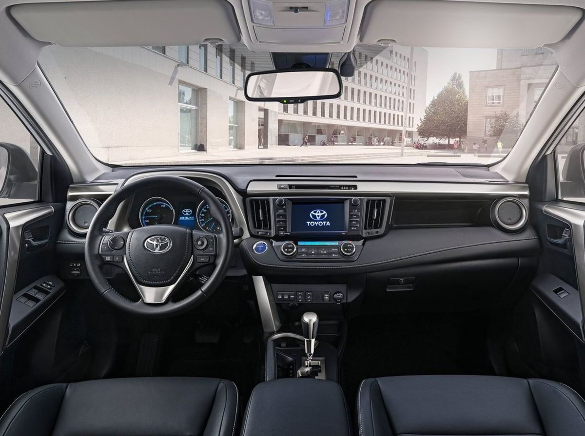 Interiér používa kvalitnejšie materiály. Najväčšou
novinkou je prepracovaný prístrojový panel, stredová konzola s rozhraním
Toyota Touch 2 so 7,5-palcovým monitorom.