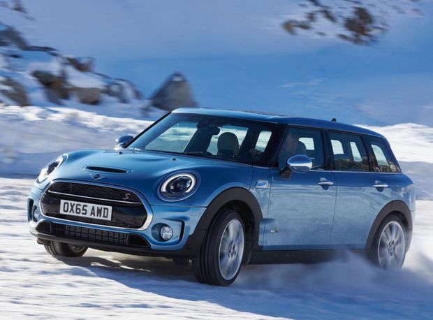 Clubman All4 vychádza z verzií Cooper S, čo znamená
väčšie sacie otvory a v nárazníkoch a sací otvor v kapote. Pribudli však
plakety All4. Exkluzívne je k dispozícii modrý lak Digital Blue Metalic.
