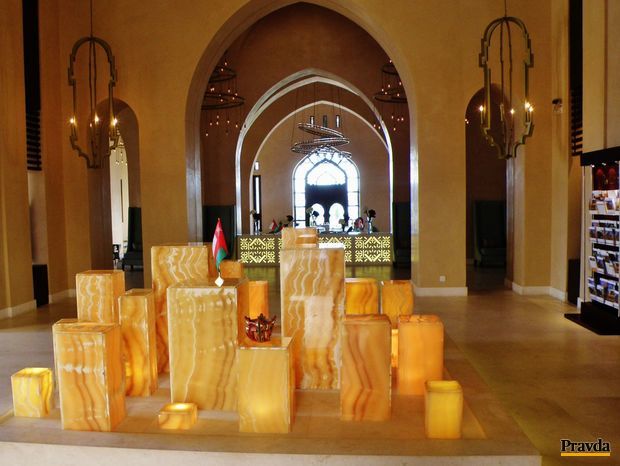 Vstupná hala do hotela zo dvadsať kilometrov vzdialeného od
mesta Salalah. Architekti použili prvky arabského staviteľstva a na
osvietenie polodrahokam ónyx.