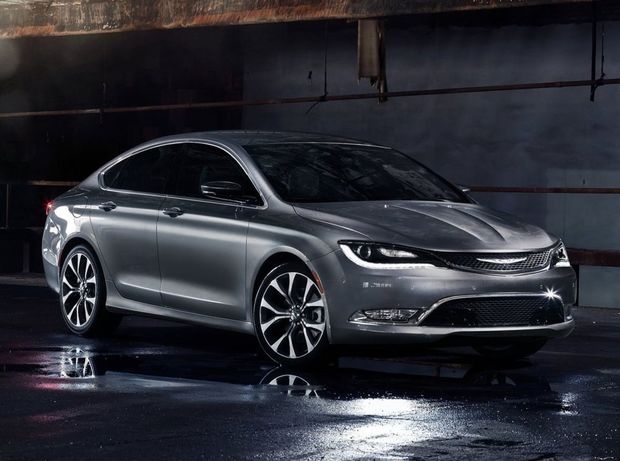 Sedany Chrysler 200 a Dodge Dart sa do 18 mesiacov stanú
minulosťou. Nahradiť ich majú crossovery. Tak velí zmena zákazníckych
trendov.