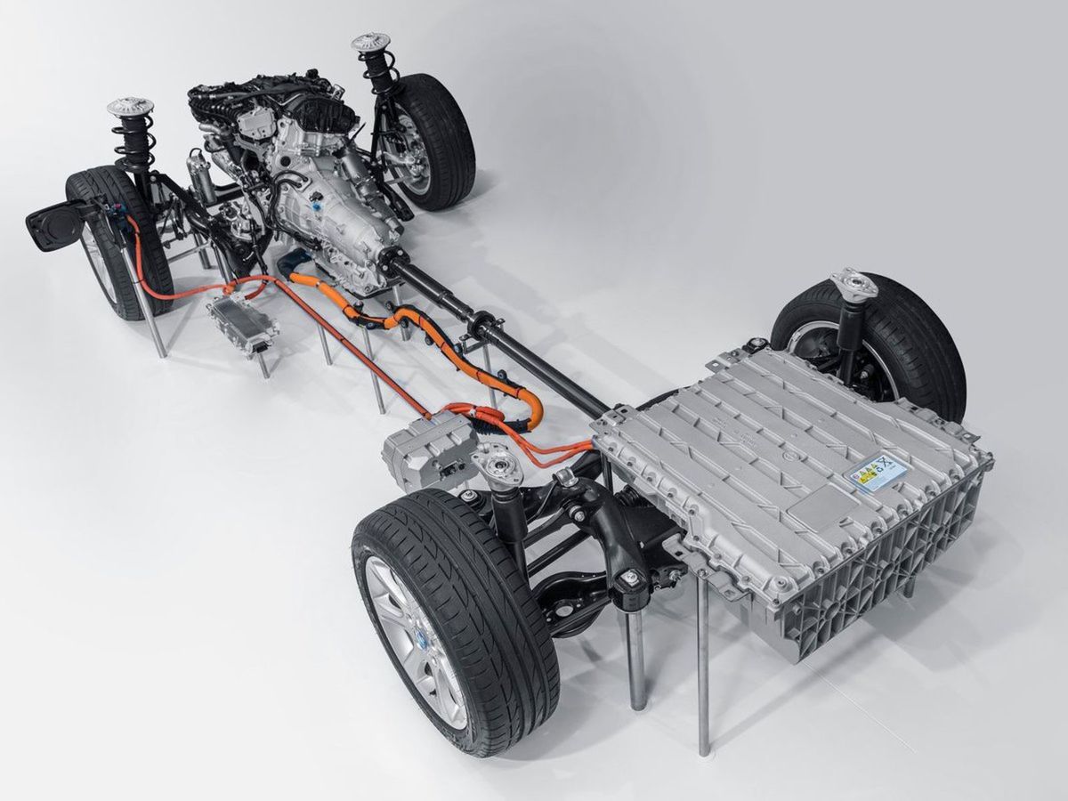 Plug-in hybridnú sústavu tvorí motor 2,0 TwinPower Turbo a
alektromotor v 8-stupňovej prevodovke Steptronic. Spoločný výkon sústavy je
185 kW.