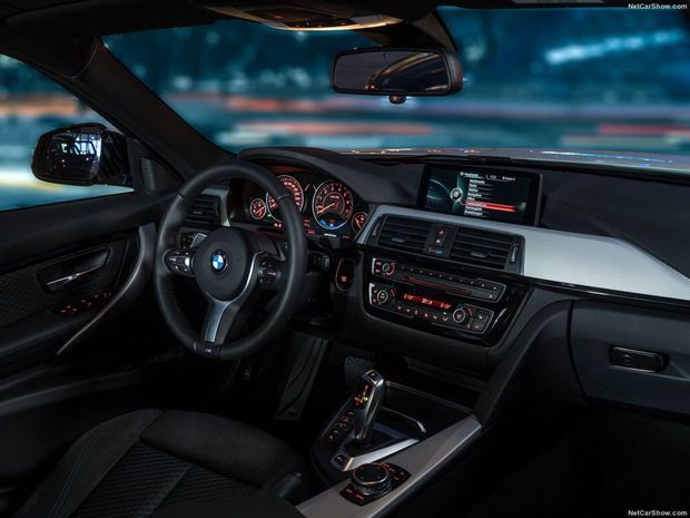 V interiéri upozorňuje na ekologický pohon zmenená grafika
rozhrania iDrive so špecifickými funkciami. Jazdný režim vyberá vodič
ovládačom na stredovej konzole.