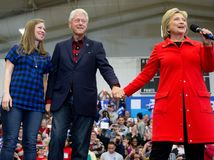 Clintonovci vlani zarobili desať miliónov dolárov