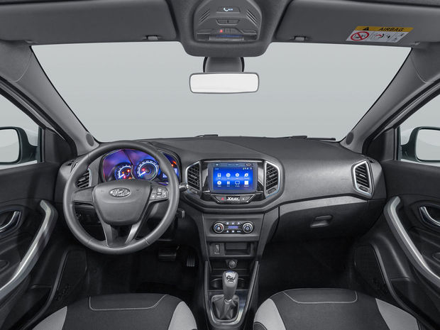 Interiér neutají príbuznosť s Daciami. Stačí pohľad na
panel kúrenia alebo radiacu páku.