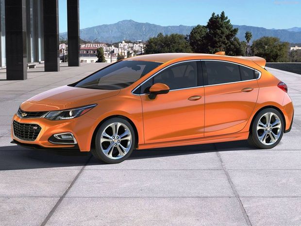 Nový Cruze Hatchback sa v mnohom podobá na novú Astru.
Napokon, majú rovnaký základ. Cruze má ale väčší rázvor a pravdepodobne
aj celkovú dĺžku. V porovnaní s Astrou chýbajú matricové svetlá
IntelliLux.