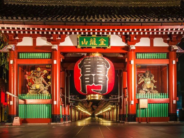 Asakusa. Oplatí sa vidieť viac cez deň ako večer.