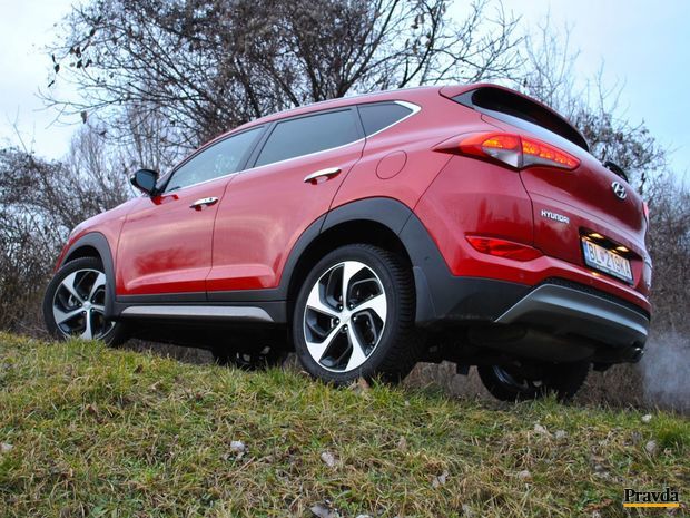Benzínový Tucson má ambíciu jazdiť rýchlo na asfalte a
vytrvalo po nespevnených cestách.