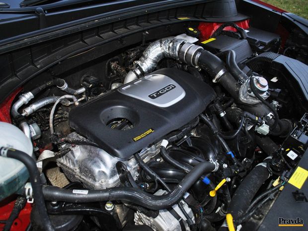 Benzínový motor naplno ožíva už po hranici 1 500
otáčok. Najväčší ťah sa dostaví až po prekonaní 4 000 otáčok.