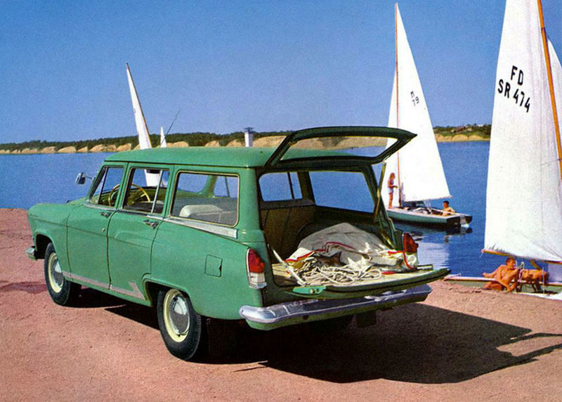 V roku 1962 sa objavilo kombi Universal s horizontálne
deleným dvojdielnym vekom. Unieslo až 550 kg užitočného zaťaženia.