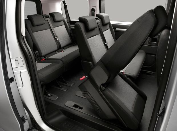 Interiér je určený maximálne deviatim cestujúcim.
Luxusná verzia Bussines Louge môže však slúžiť aj ako pojazdná
kancelária. Nechýba rozkladací stolík ani kožené čalúnenie a zatmavené
okná pre väčší pocit súkromia.