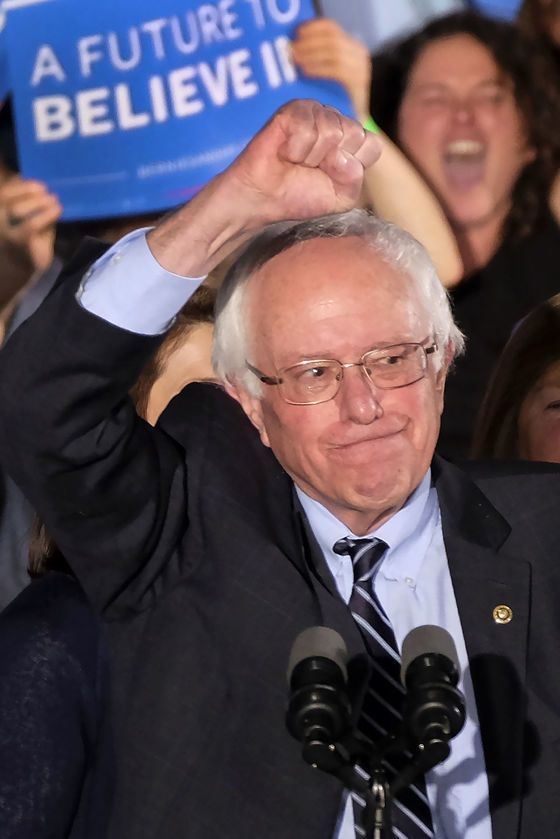Vo svojich víťazných rečiach Sanders i Trump
sa ďalej dištancovali od politických elít.