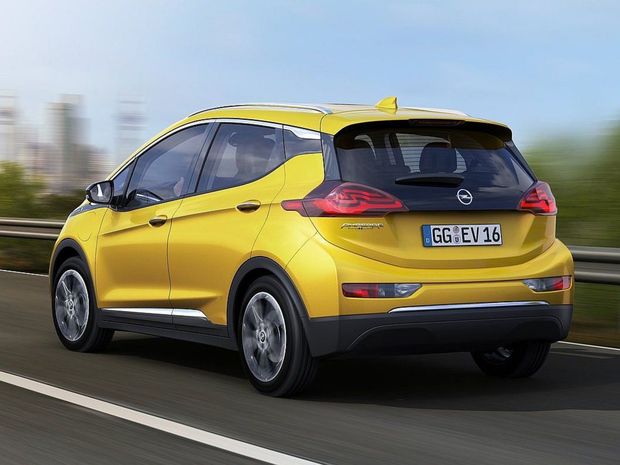 Akumulátory s kapacitou 60 kWh majú zabezpečiť dojazd 320
km. Sú uložené v podlahe, takže neuberajú priestor v kabíne a znižujú
ťažisko.