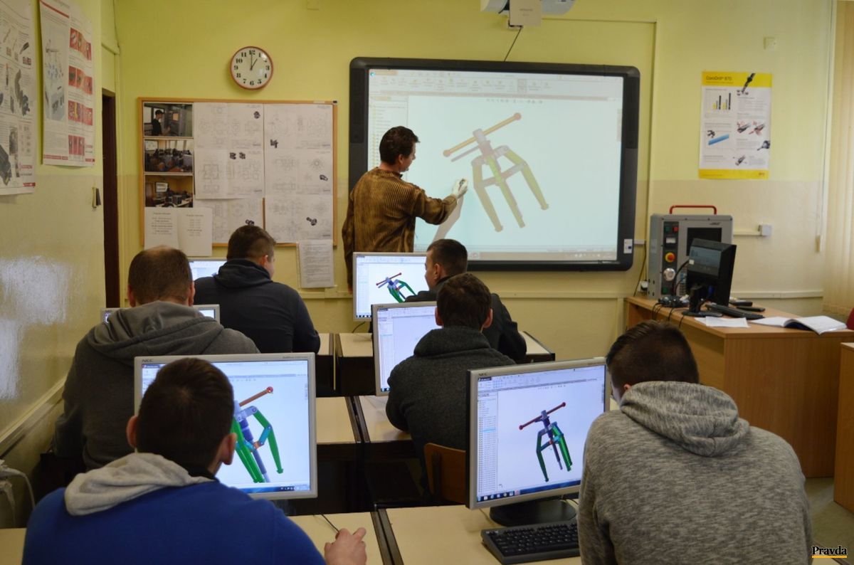 Pomocou 3D softvéru modelujú študenti súčiastky na
predmete počítačová grafika.