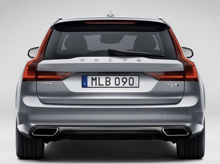 Zadnú časť oživujú pôsobivé svetlá lemujúce zadné
stĺpiky, podobne ako pri veľkom SUV XC90.