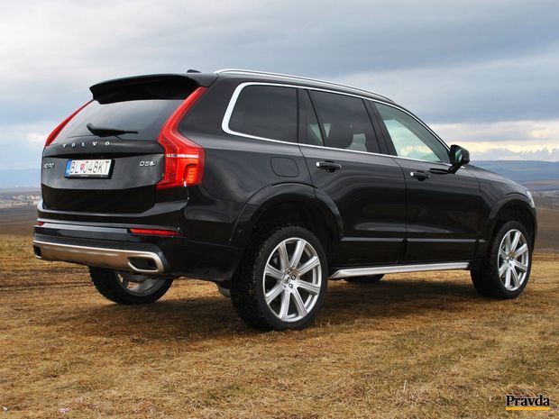 Takto vyzerá XC90 v off-roadovom režime, kedy je mierne
zvýšená. Režim funguje len do rýchlosti 40 km/h.