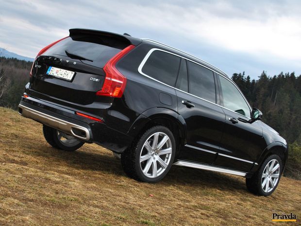 Na zadných svetlách je evidentná príbuznosť s XC90 prvej
generácie.