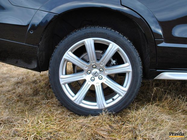 21 palcové pneumatiky sú pre toto auto už trochu príliš
veľké. Vyzerajú síce dobre, no hrozí zvýšené riziko ich preseknutia.