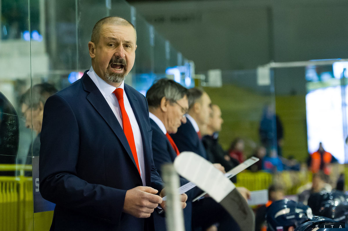 Tréner slovenskej reprezentácie Zdeno Cíger počas
medzištátneho zápasu Slovakia Cup medzi Slovenskom a Švajčiarskom.