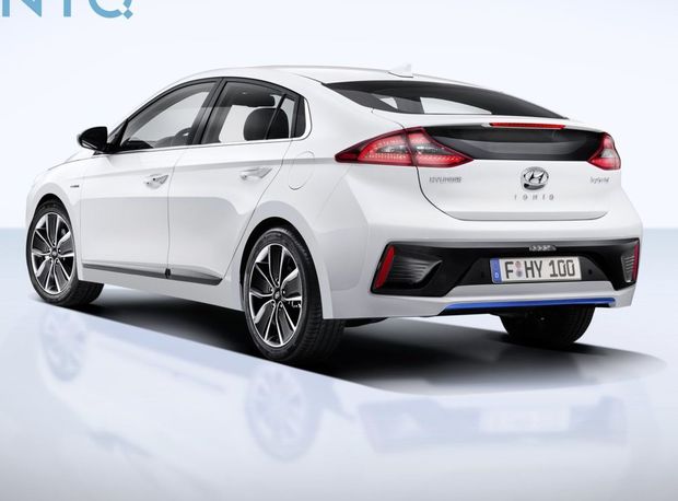 Hybridnú verziu Ioniqu poháňa 4-valec 1,6 GDI s
Atkinsonovým cyklom a elektromotor integrovaný priamo v motore. Celkový
výkon sústavy je 104 kW.