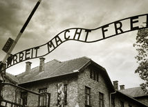 Protest 'naháčov' pred Auschwitzom podnikli protivojnoví aktivisti