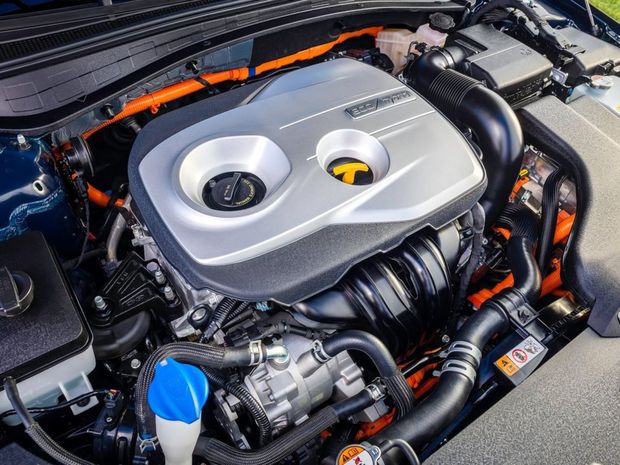 Hybridná sústava spája benzínový 4-valec 2,0 GDI s
elektromotorom a 6-stupňovou automatickou prevodovkou.