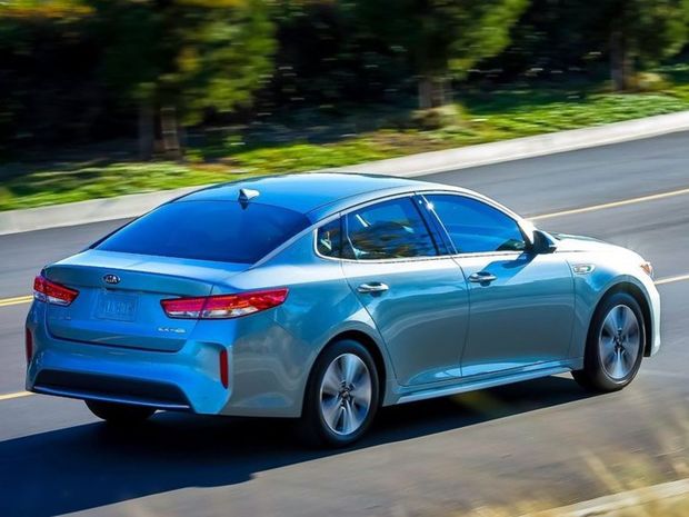 Vzadu optimalizuje prúdenie vzduchu nový nárazník.
Ekologickú povahu podčiarkujú skryté koncovky výfukov a plakety HEV alebo
PHEV.