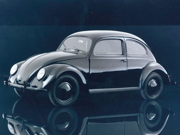 Nemecké ľudové auto sa predstavilo verejnosti na
autosalóne v Berlíne 15. februára 1936. Premiéry sa zúčastnil aj Adolf
Hitler.