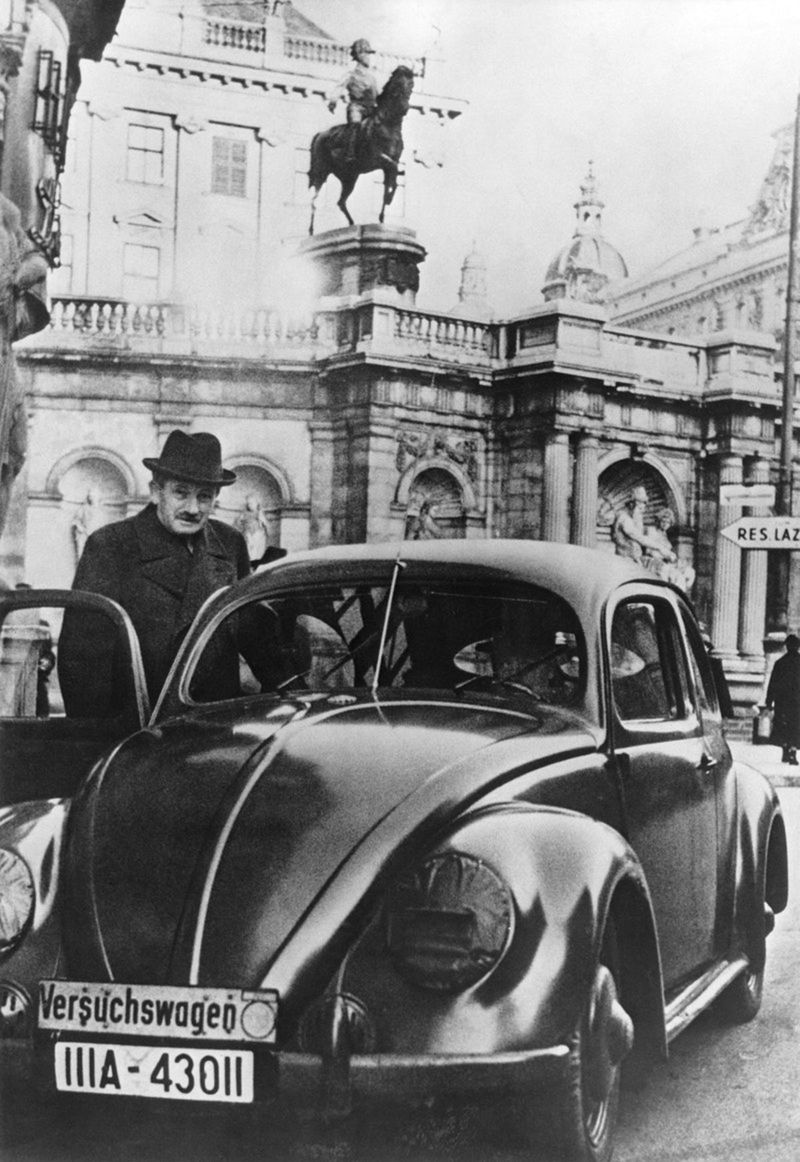 VW Chrobák a jeho autor Ferdinand Porsche.