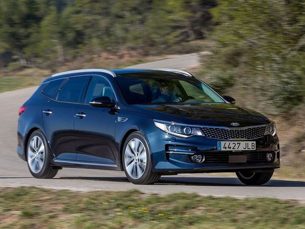 Nové kombi prináša do segmentu čerstvý vietor. Pri
pohľade na Sportswagon si možno spomeniete na Alfa Romeo 159 Sportwagon.