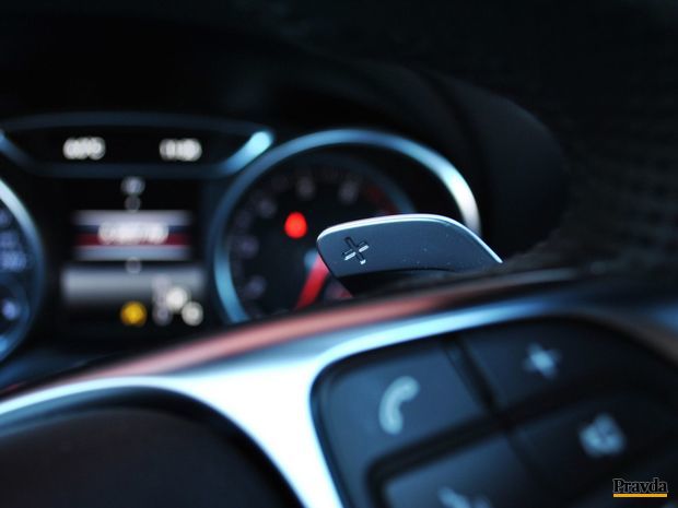7 stupňový automat radí bez zaváhania. Kto však chce
zobrať veci do vlastných rúk, môže to urobiť prostredníctvom pádiel pod
volantom.