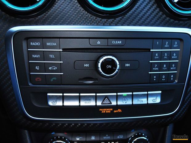 Panel rádia pôsobí zastaralo. Klávesnica ako z mobilného
telefónu sa dnes už nenosí.