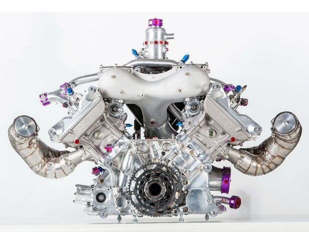 Tento atypický vidlicový 4-valec s výkonom 386 kW má
niektoré konštrukčné riešenia, ktoré využili motorári aj v novom
4-valcovom Porsche 917 Boxster.