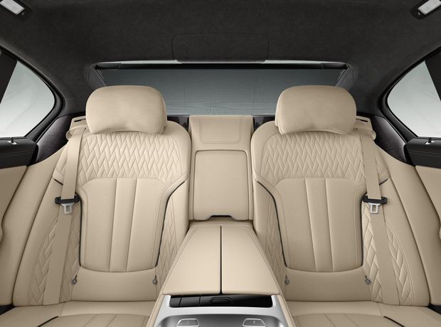 Interiér Excellence dáva dôraz na luxus, čo vidieť
napríklad na drevených obkladoch a odlišnom čalúnení BMW Individual.