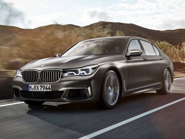Exteriéru nechýba aerodynamický paket M Performance,
20-palcové disky s dvojitými lúčmi či športové koncovky výfukov vo farbe
Cerium Grey.