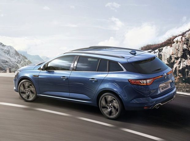 Nové kombi Mégane narástlo medzigeneračne o 67 mm. Rázvor
náprav sa natiahol v porovnaní s hatchbackom na 2 712 mm, čo je o 43 mm
viac.