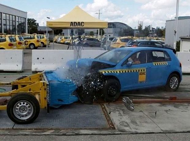 Volkswagen Golf pohorel na slabej ochrane krajných partií
čela. Nemá totiž bariéry pred kolesami.