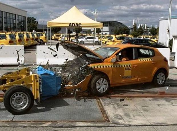 Renault Mégane absorboval energiu nárazu lepšie ako Golf.
Airbag vodiča však nedokázal zabrániť kontaktu hrudníka s volantom.