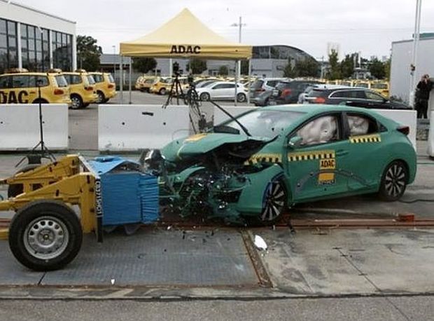 Honda Civic vyviazla bez vážnych pochybní. Jediným
problémom bol posun pomocného rámu vzad.