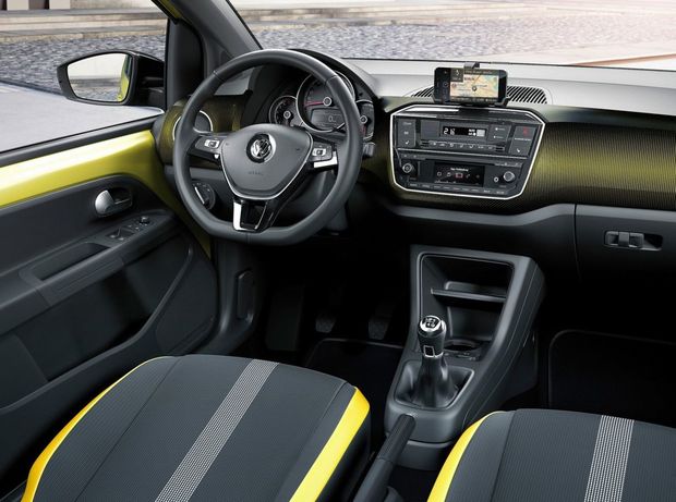 Interiér má novú stredovú konzolu. Vo výbave pribudol
napríklad multifunkčný volant, automatická klimatizácia či cúvacia
kamera.