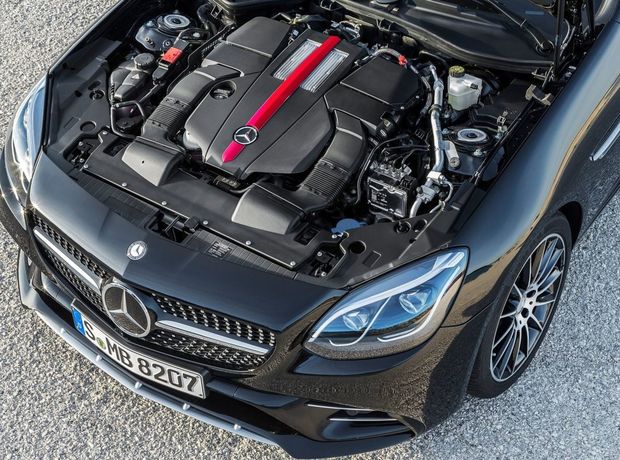 Nová topverzia 43 AMG zamenila atmosférický 8-valec 5,5 V8
za 6-valec 3,0 twinturbo. Výkon však klesol z 310 na 270 kW.