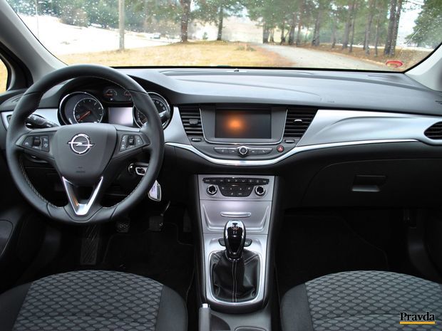 Interiér Astry vyzerá aj v nižšej výbave elegantne a
moderne.