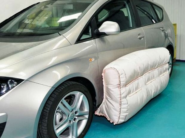 Airbag bude umiestnený v prahu vozidla. To znamená, že bude
musieť odolávať vonkajším vplyvom. Na rozhodovanie o nafúknutí bude mať
podstatne menej času ako klasický vnútorný sidebag.