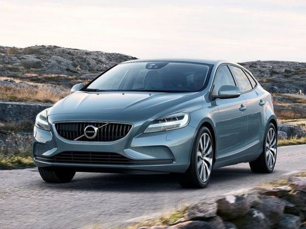 Predná časť je inšpirovaná dizajnom Volva XC90 a S90.
Objavujú sa tu preto svetlá s motívom Thorovho kladiva. Nová je ale aj maska
s väčším logom.