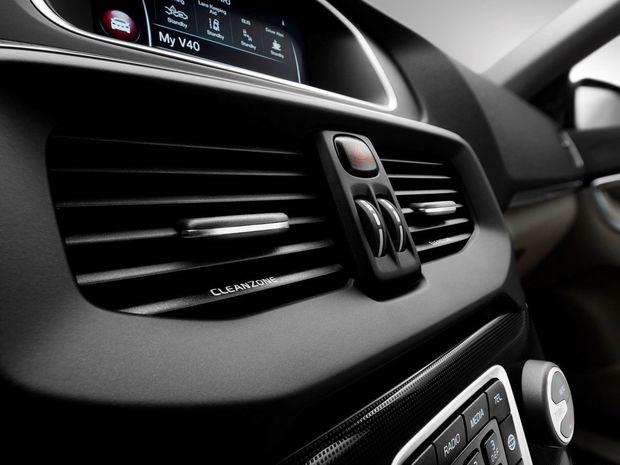 Interiér dostane nové čalúnenie, nové dekorácie a
infotainment Volvo On Call, kompatibilný s mobilmi a so smart hodinkami.