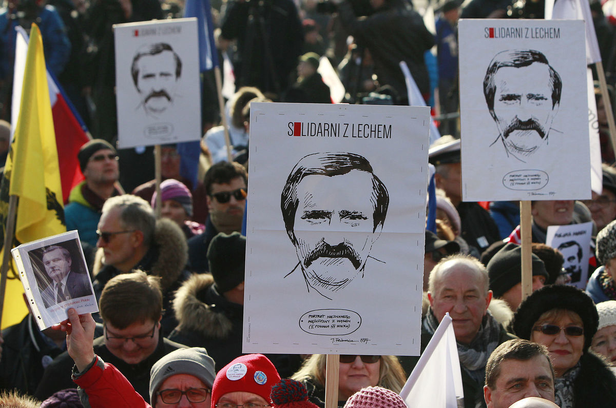 Stúpenci niekdajšieho poľského prezidenta Lecha Walesu
protestovali v lodeniciach v Gdansku.