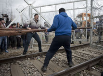 Grécko: Z Idomeni do centier evakuovali prvých migrantov